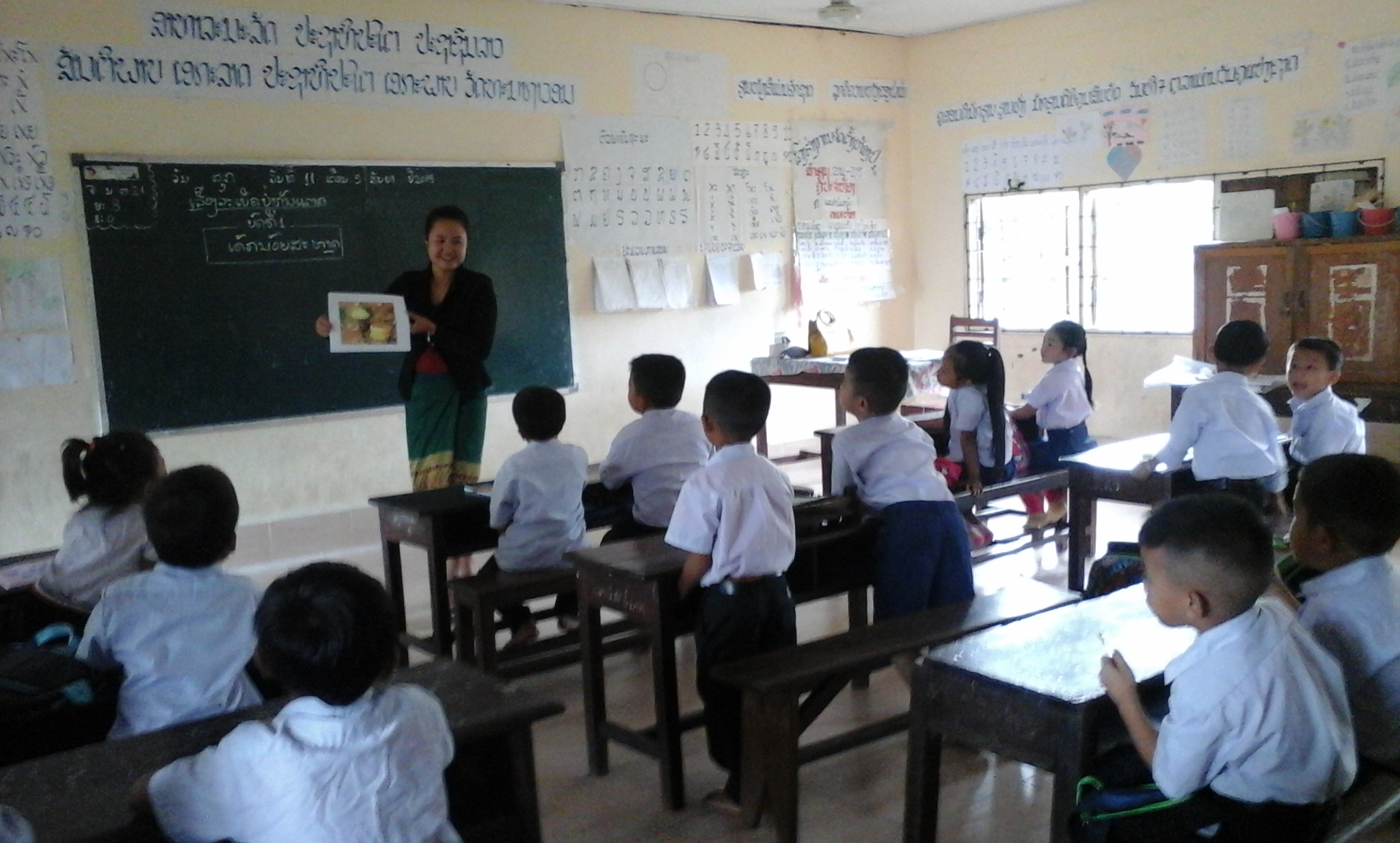 A teacher gives a UXO safety lesson at Vang Vieng Primary School during a teacher training session. September 2015.